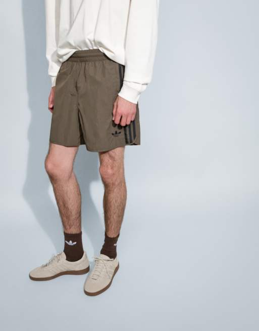 adidas Originals – Sprintershorts in Khaki mit drei Streifen, 4 von 9