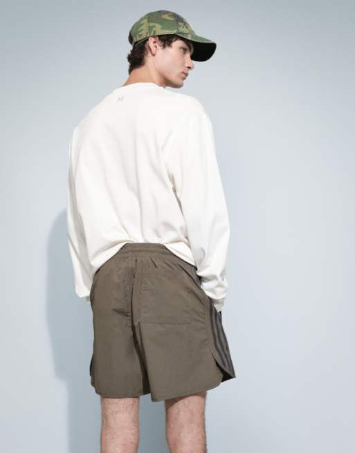 adidas Originals – Sprintershorts in Khaki mit drei Streifen, 5 von 9