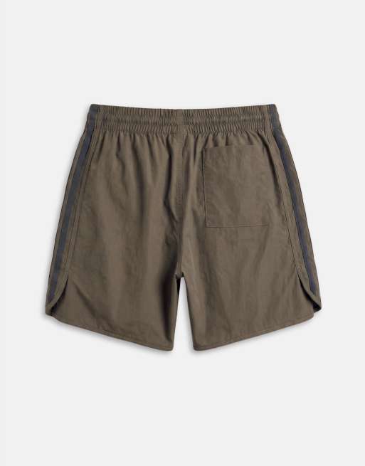 adidas Originals – Sprintershorts in Khaki mit drei Streifen, 7 von 9