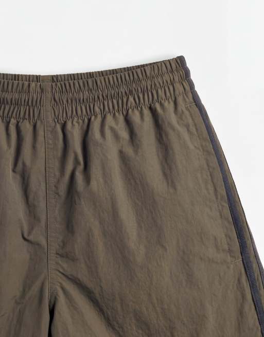 adidas Originals – Sprintershorts in Khaki mit drei Streifen, 9 von 9
