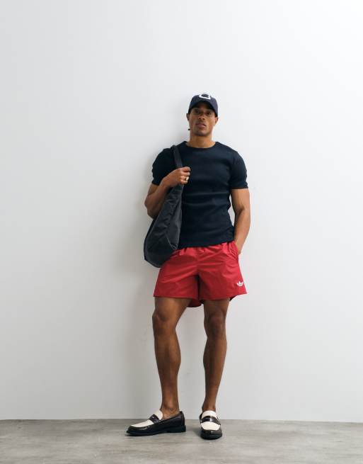 adidas Originals – Sprintershorts in Rot mit drei Streifen, 2 von 5
