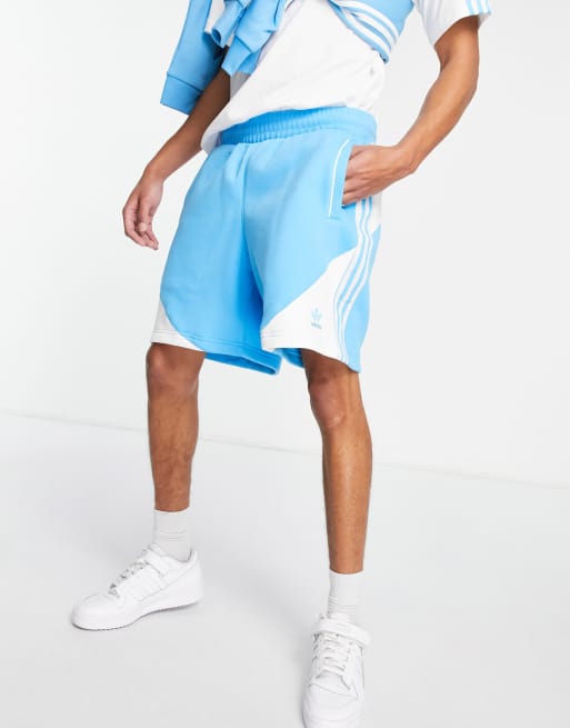 adidas Originals SPRT Fleece Shorts in Himmelblau mit den drei Streifen und Blockfarbendesign ASOS