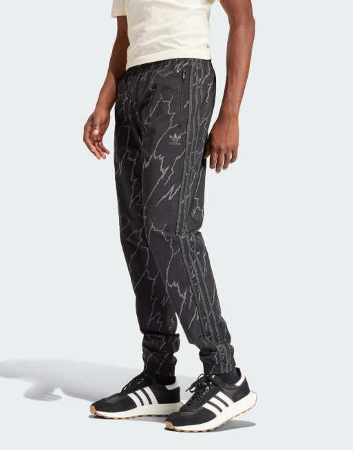 adidas Originals – SST – Gemusterte Trainingshose in Schwarz