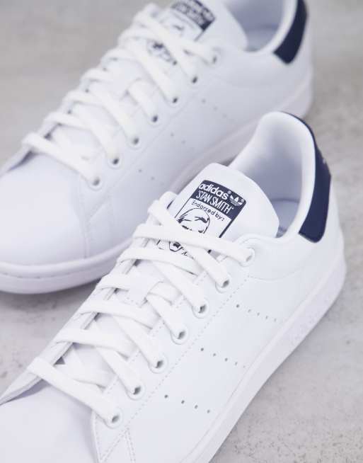 adidas Originals Stan Smith Baskets avec empi cement bleu marine au talon Blanc