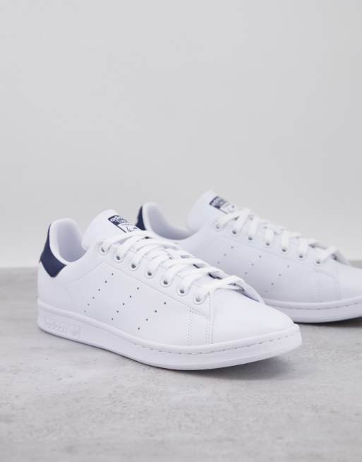 adidas Originals Stan Smith Sneaker aus Leder in WeiB mit Lasche in Marineblau