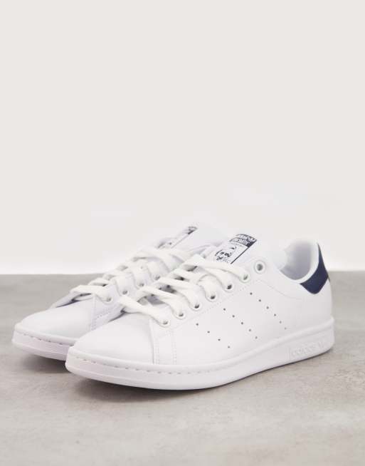 adidas Originals – Stan Smith – Sneaker in Weiß und Navy 
