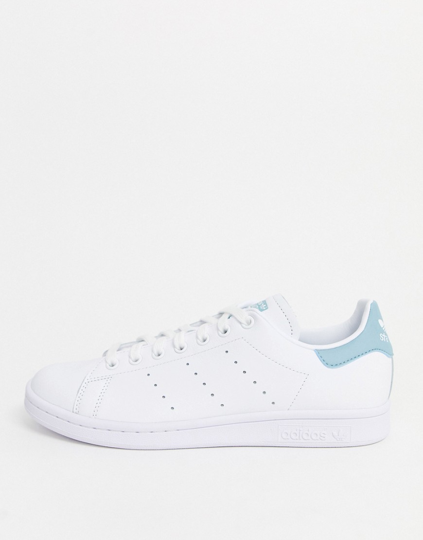Adidas Originals - Stan Smith - Sneakers bianche con etichetta blu sul tallone-Bianco