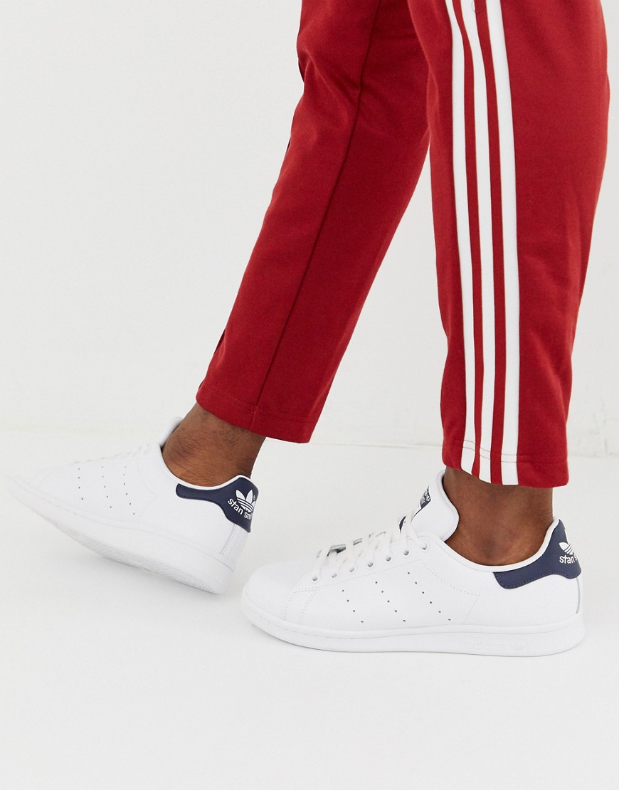 Adidas Originals - Stan Smith - Sneakers bianche con inserto sul tallone blu navy-Bianco