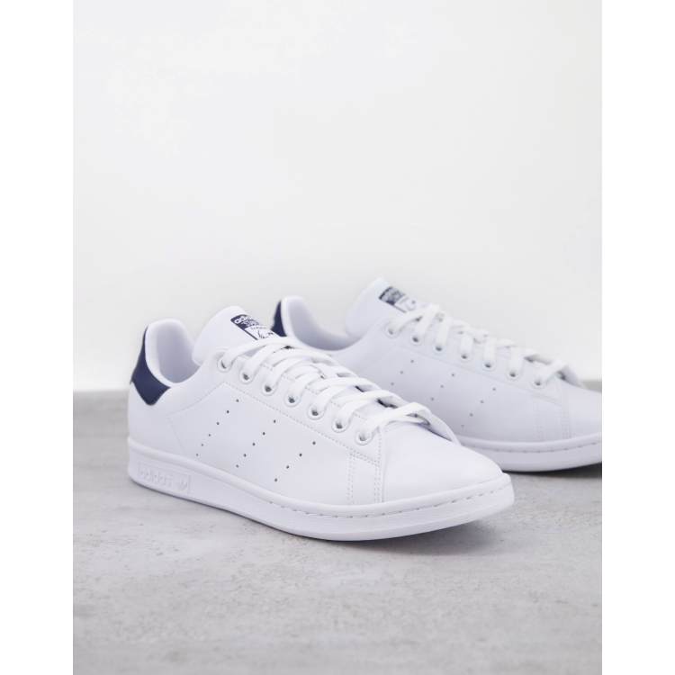 adidas Originals Stan Smith Sneakers bianche con linguetta blu