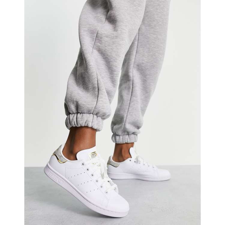 Adidas Originals Stan Smith Sneakers in White with Leopard Print Heel Tab