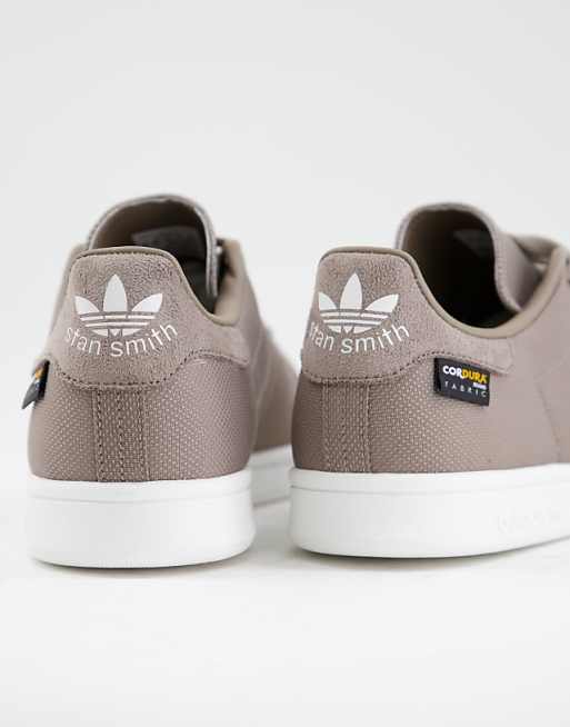 adidas Originals - Stan Smith - Sneakers in tessuto sostenibile, colore marrone semplice خلفية خضراء adidas Originals - Stan Smith - Sneakers in tessuto sostenibile, colore marrone semplice خلفية خضراء