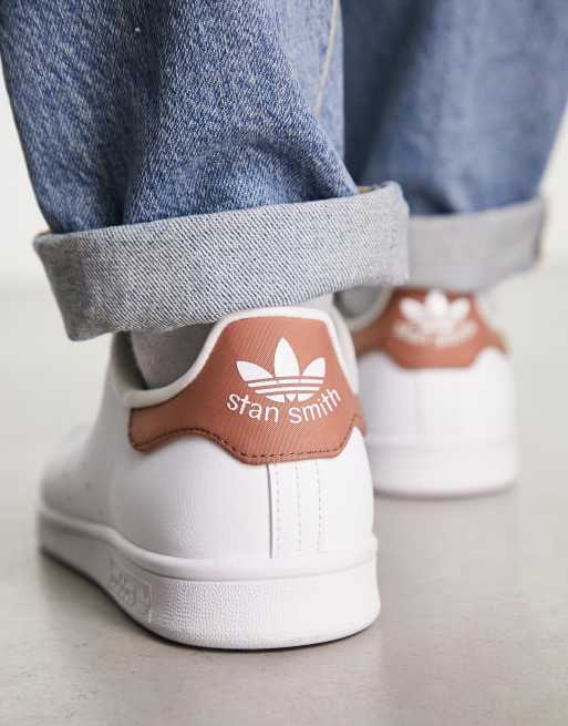 electo mermelada Insignia adidas Originals Stan Smith sneakers in white and brown | ASOS