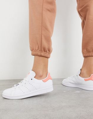 adidas Originals Stan Smith sneakers in white and coral | ASOS