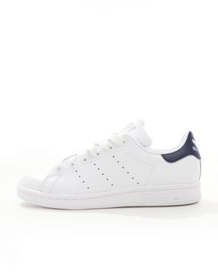 Adidas Originals Stan Smith sneakers in white and navy | ASOS