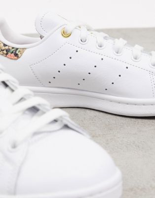adidas Originals Stan Smith sneakers in white and snake print | ASOS