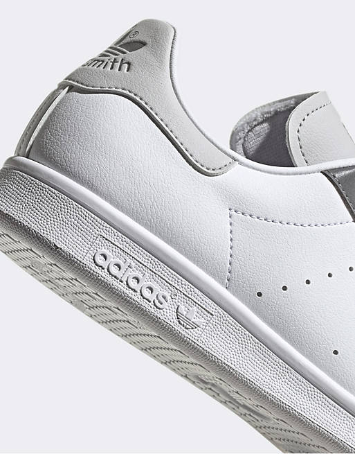 Grammatica Ervaren persoon rooster adidas Originals Stan Smith sneakers in white with gray heel tab | ASOS