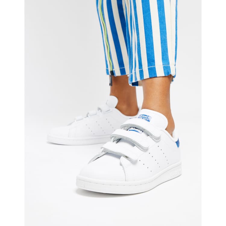 adidas Originals Stan Smith Sneakers met klittenband in wit en blauw ASOS