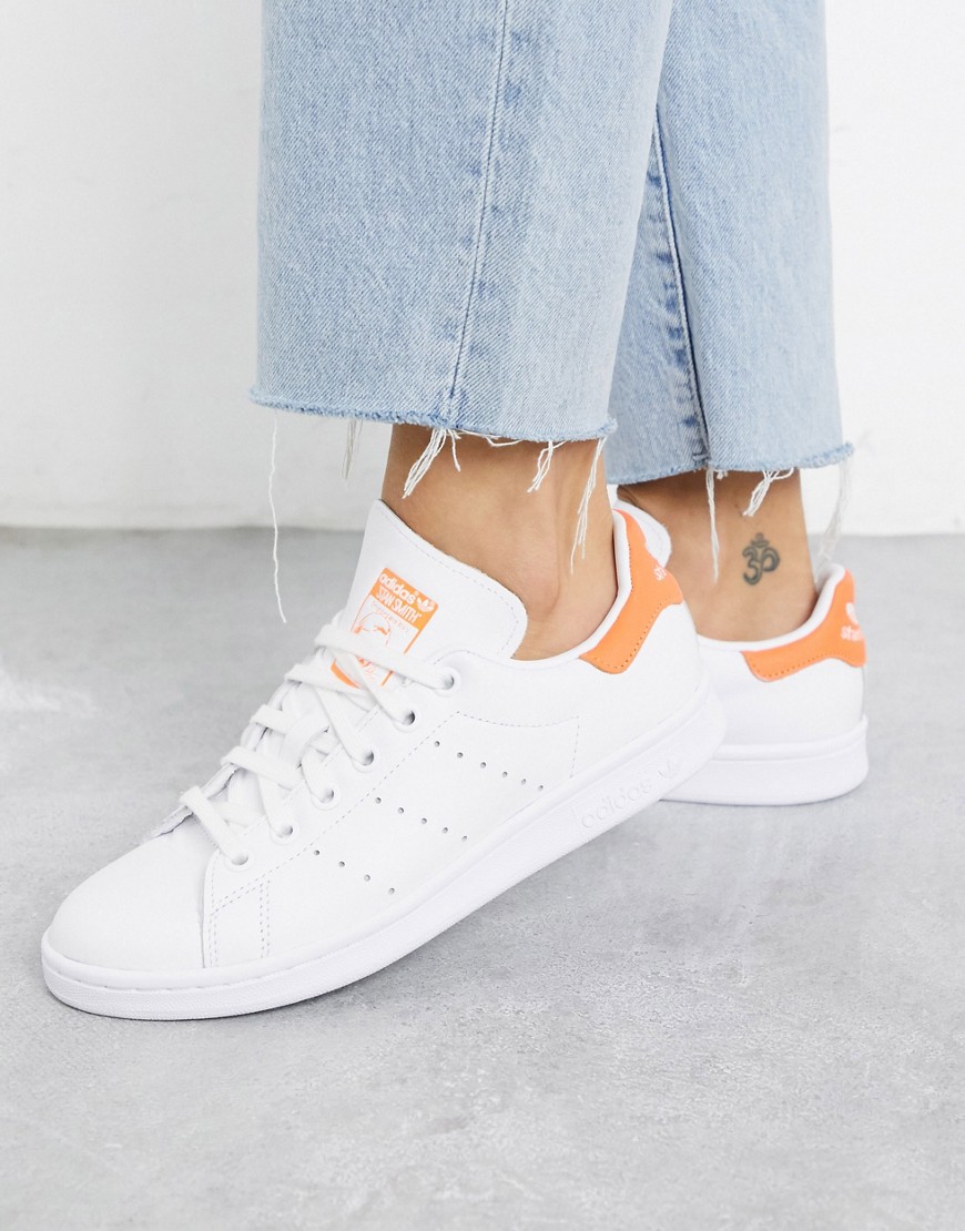 Adidas Originals – Stan Smith – Vita och orange sneakers