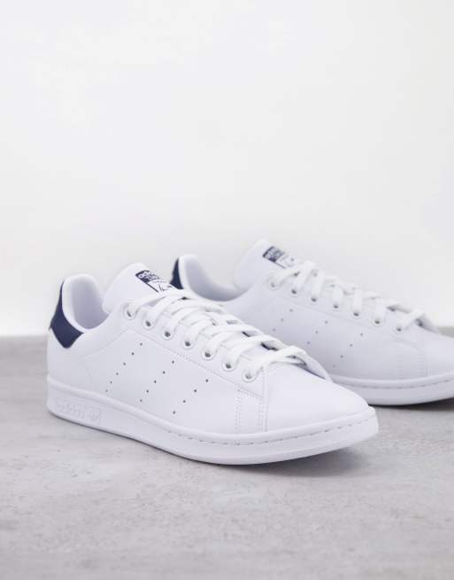adidas Originals – Stan Smith – Vita sneakers med marinblå hälflik