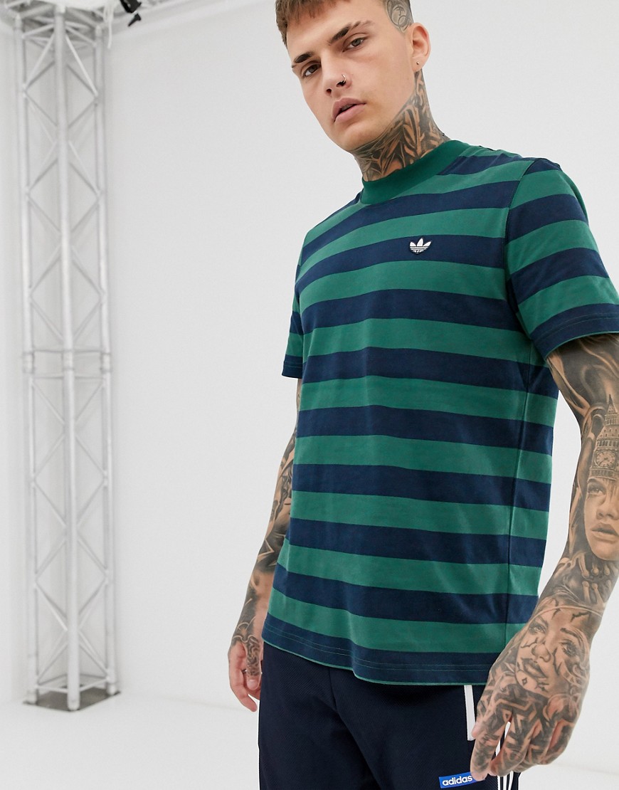 Adidas Originals - stribet t-shirt i marineblå