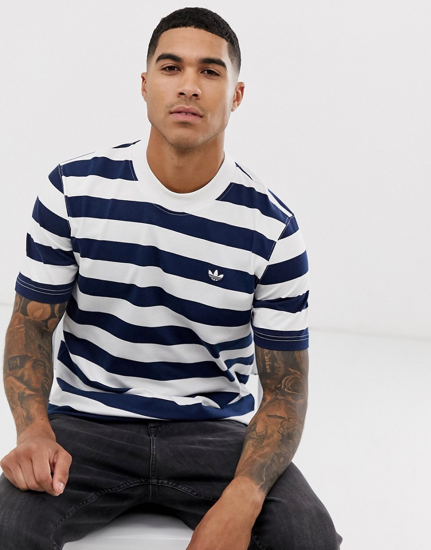 Adidas Originals — stribet T-shirt med vintage logo-Marineblå