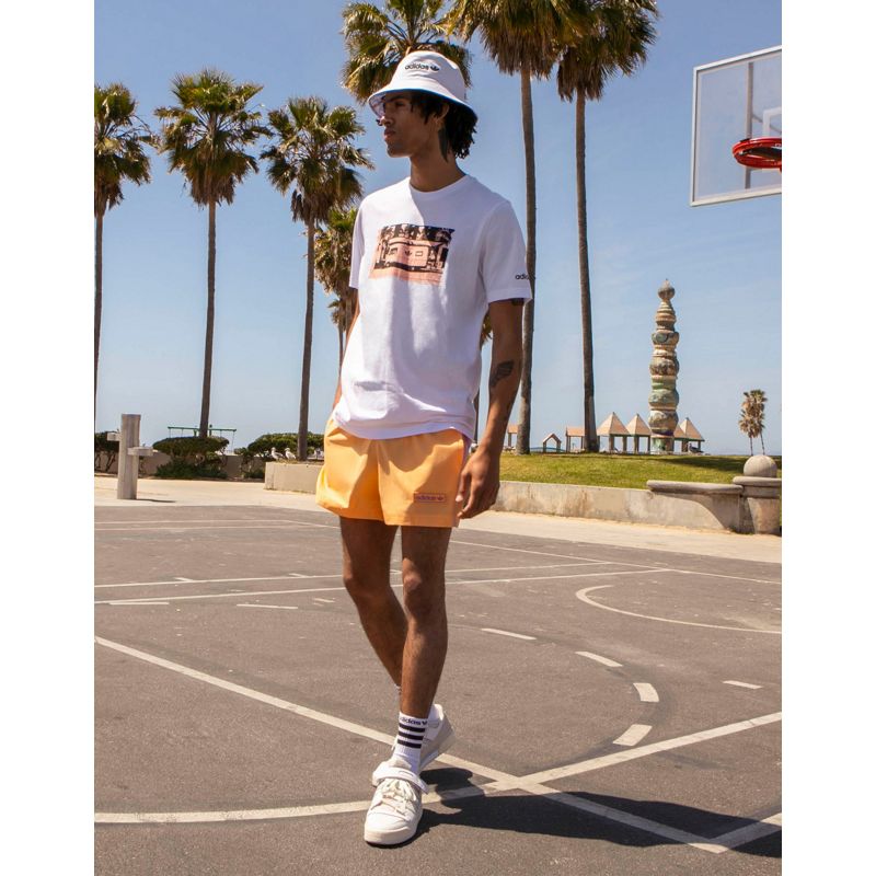 Top Activewear adidas Originals - Summer Club - T-shirt oversize bianca con grafica con camper