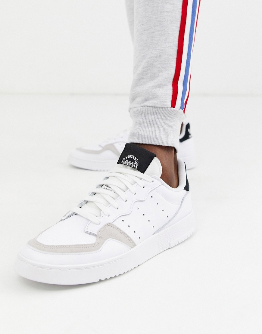 Adidas Originals - Supercourt - Sneakers bianche con linguetta a coste sul tallone-Bianco