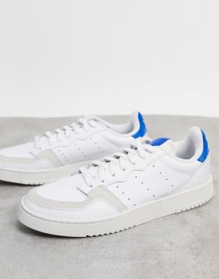 scarpe bianche e blu