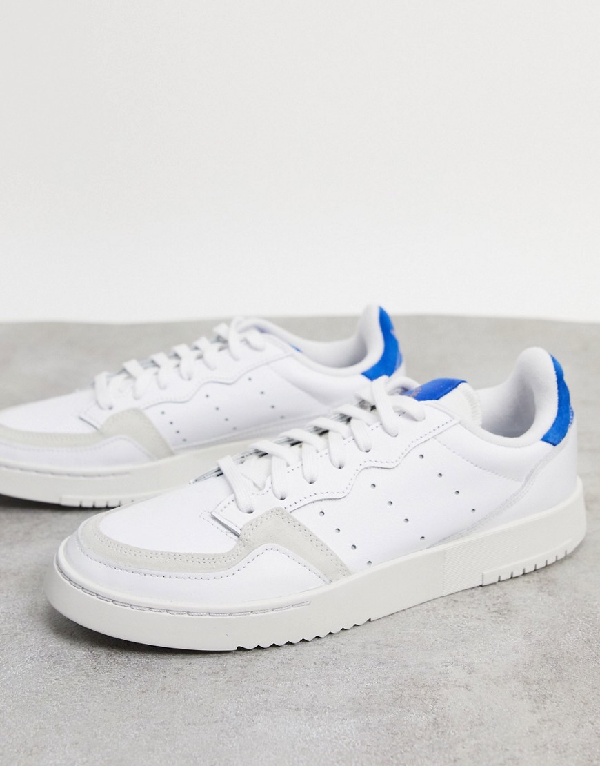Adidas Originals - Supercourt - sneakers i hvid og team royal blue