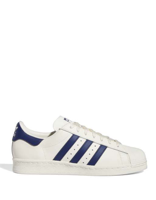 Superstar bianche e store blu scuro