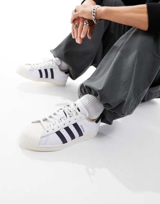 Adidas blanc outlet et bleu