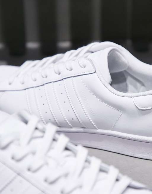 Superstars store toute blanche