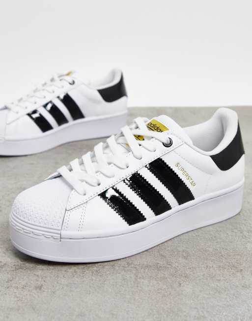 adidas Originals Superstar Bold Sneakers met plateauzool in wit en zwart