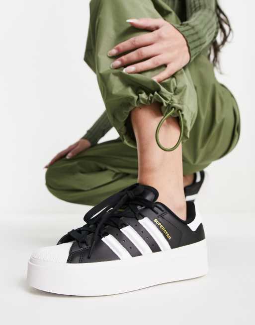 adidas Originals Superstar Bonega Sneakers met plateauzool in zwart en wit