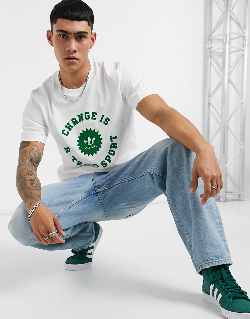 Adidas Originals Superstar - Hvid T-shirt med 'Change Is A Team Sport'-print