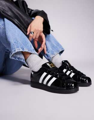 adidas Originals - Superstar II - Sneaker aus Lackleder in Schwarz und Weiß