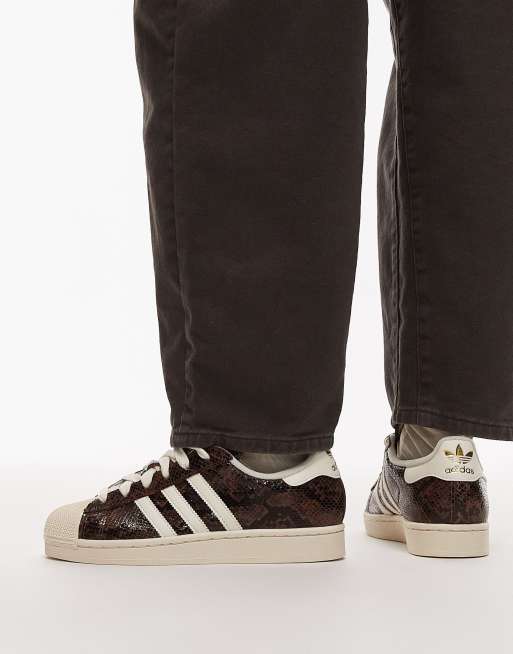 adidas Originals – Superstar II – Sneaker in Braun mit Schlangenprint, 2 von 5