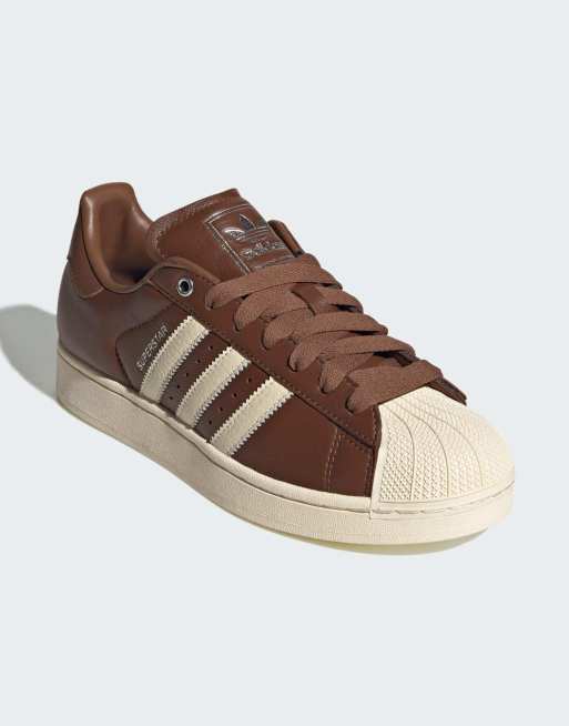 adidas Originals Superstar II Sneaker in Braun und Cremeweiß, 2 von 4