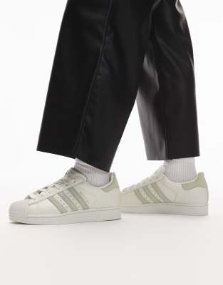 adidas Originals - Superstar II - Sneaker in Weiß mit hellgrünen Streifen in Felloptik