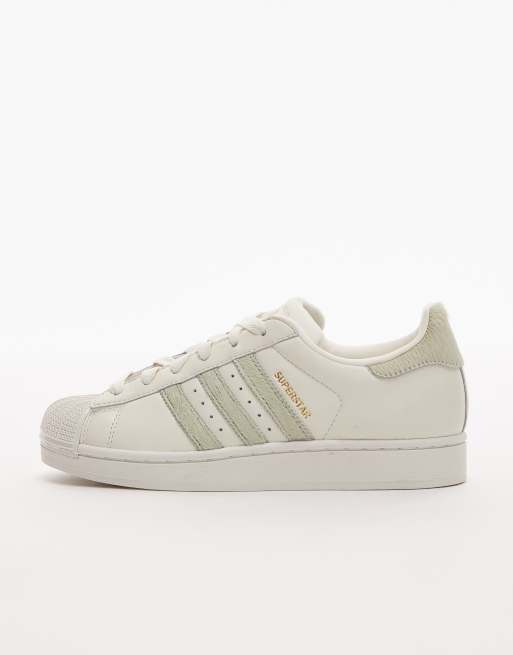 adidas Originals – Superstar II – Sneaker in Weiß mit hellgrünen Streifen in Felloptik , 2 von 5