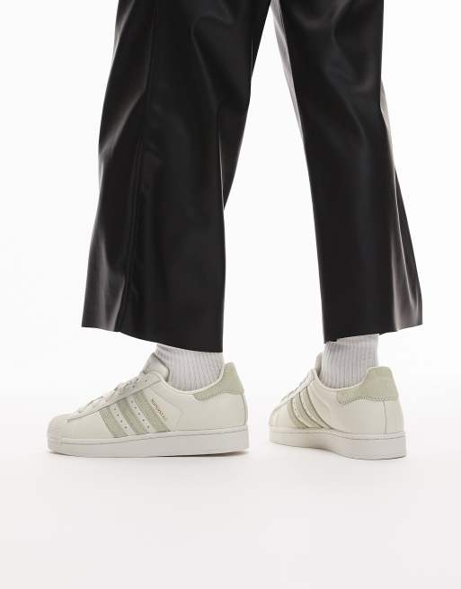 adidas Originals – Superstar II – Sneaker in Weiß mit hellgrünen Streifen in Felloptik , 3 von 5