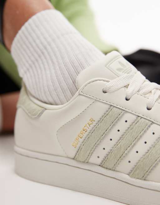 adidas Originals – Superstar II – Sneaker in Weiß mit hellgrünen Streifen in Felloptik , 4 von 5