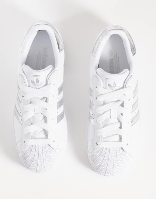adidas Originals – Superstar II – Sneaker in Weiß und Metallic-Silber , 3 von 5