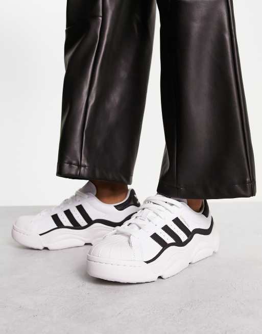 Van constant Beperking adidas Originals Superstar - Millencon - Sneakers met dikke zool in wit en  zwart | ASOS