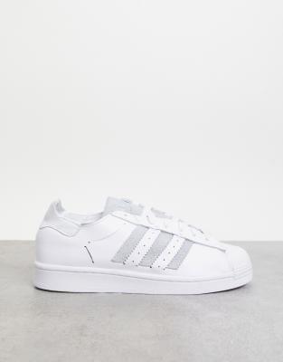 Tropical Sufijo frágil adidas Originals Superstar minimalist trainers in white with grey stripes |  ASOS