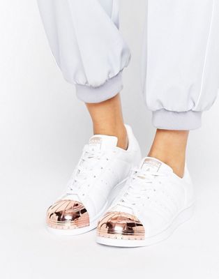 adidas Originals - Superstar - Scarpe da ginnastica bianche con punta  metallizzata oro rosa | ASOS