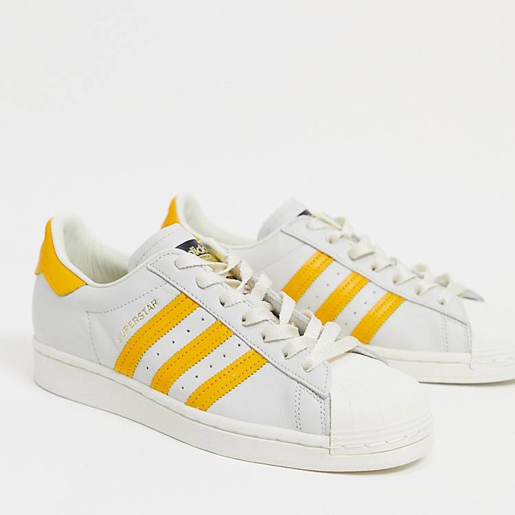 adidas Originals – Superstar – Sneaker in Weiß mit gelben Streifen | ASOS