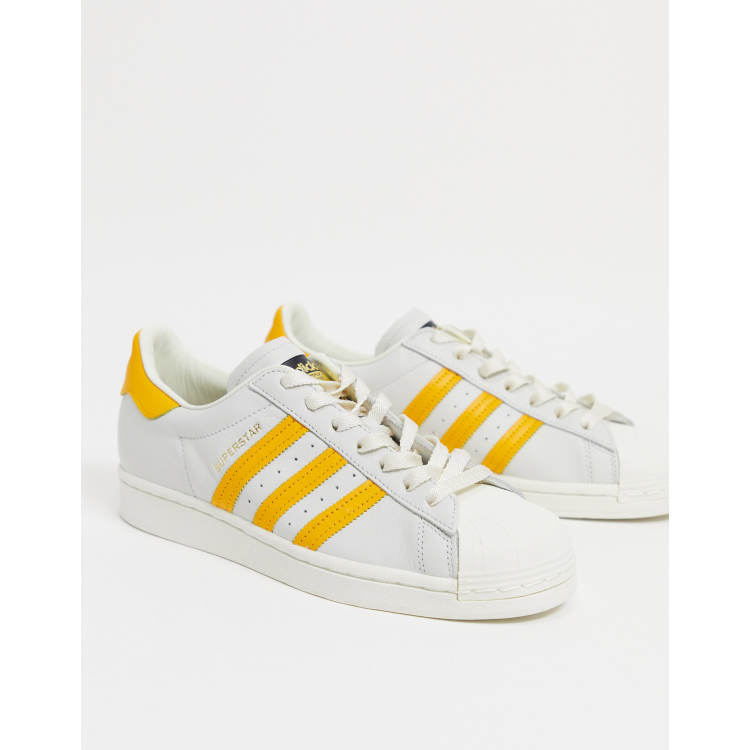 mit Superstar Originals adidas gelben – | – in Sneaker Weiß ASOS Streifen