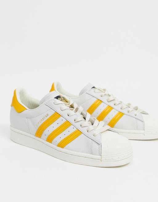 adidas Originals Superstar Sneaker in WeiB mit gelben Streifen ASOS