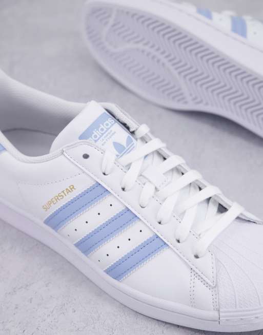 adidas Originals Superstar Sneaker in WeiB mit hellblauen Streifen ASOS